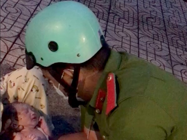 Chiến sĩ công an giúp một phụ nữ sinh con tại chốt kiểm dịch