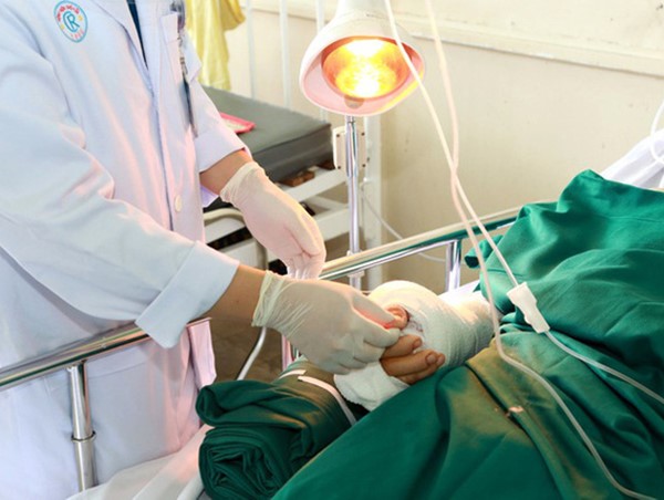 Nối thành công cánh tay người đàn ông bị tài xế xe chở FO chém đứt lìa