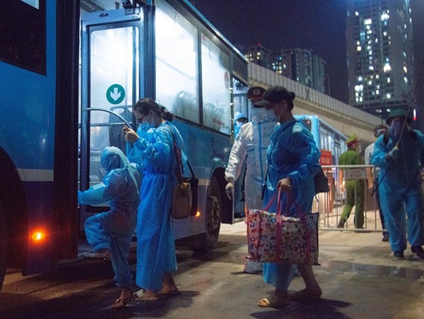 Cận cảnh di chuyển người dân ra khỏi ổ dịch Thanh Xuân Trung 