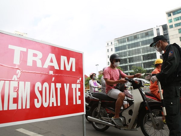 Công an TP Hà Nội lập chốt kiểm soát người ra vào vùng đỏ
