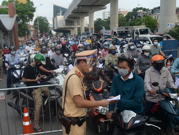 Ngày đầu Hà Nội thực hiện biện pháp phòng, chống dịch theo phương án mới