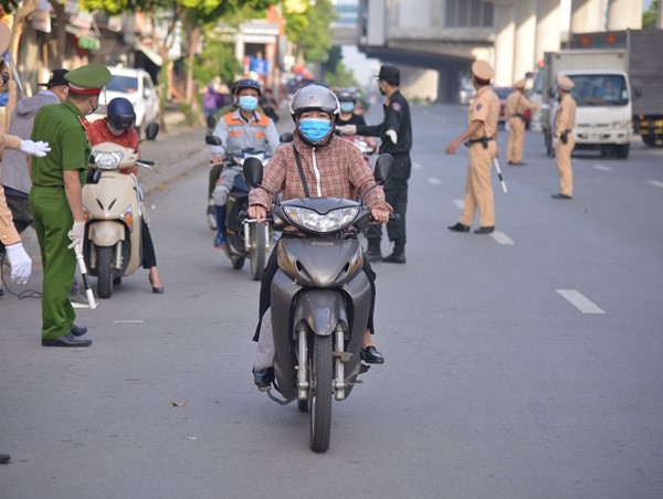 Phân luồng từ xa, kiểm soát người dân đi vào vùng đỏ