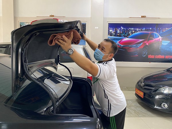 Chủ Gara ô tô tất bật dọn dẹp trước giờ được hoạt động trở lại