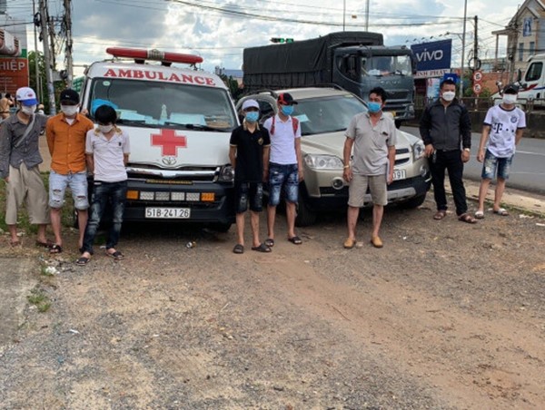 Xe cứu thương chở 6 người từ vùng dịch hòng thông chốt