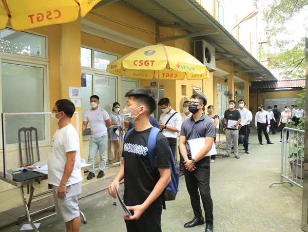 Hà Nội: Người dân xếp hàng dài chờ đăng ký xe