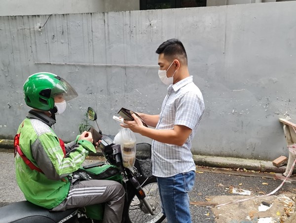 Phí ship cao hơn hàng hóa, người dân tìm đủ cách xoay xở