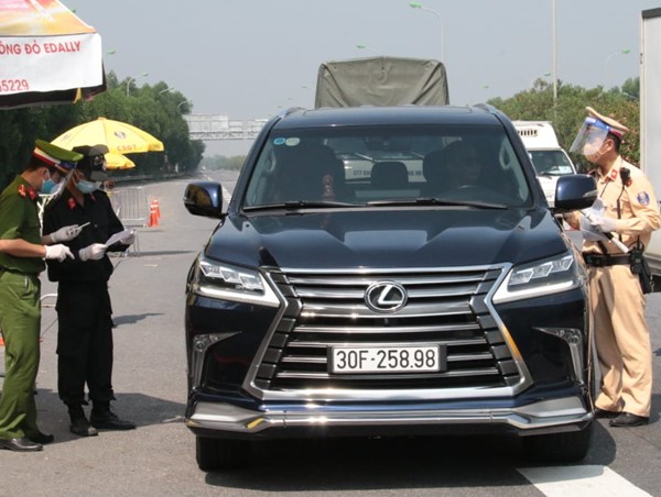 Chỉ những người đủ điều kiện mới có thể qua chốt vào Hà Nội