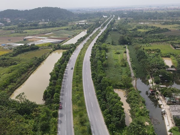 Thấp thỏm qua đường trục Mê Linh