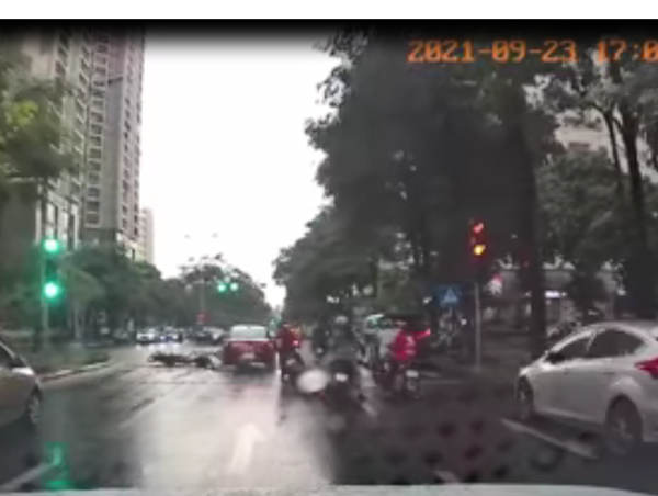 Xe ô tô “điên” tông hàng loạt người đi đường trên phố Hà Nội