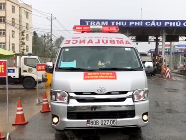 Xe cứu thương đề biển “Xe hỗ trợ phòng, chống dịch Covid-19” chở 3 người thông chốt