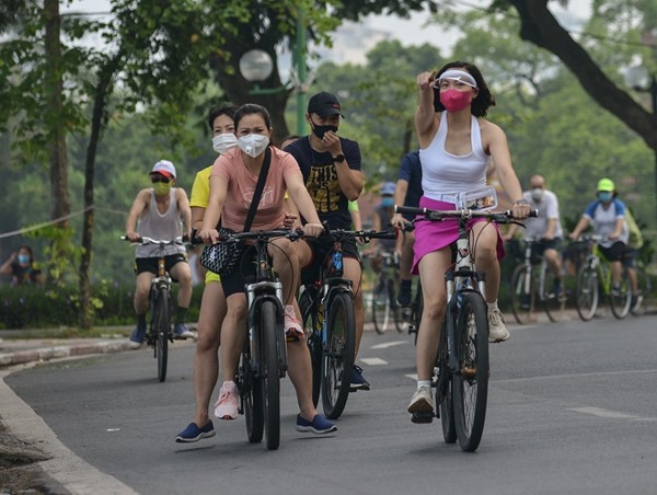 Người dân Hà Nội ra đường từ mờ sáng để tập thể dục