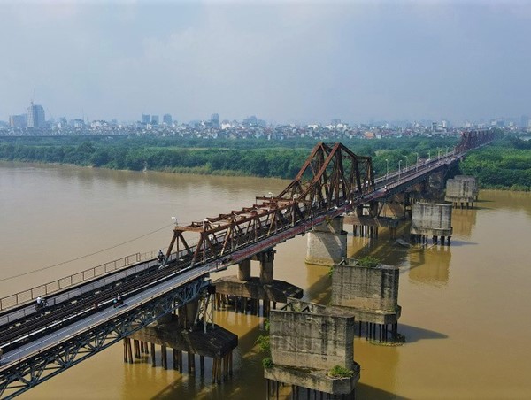 Hà Nội: Sơn mới 2.000 mét vuông lan can cầu Long Biên 