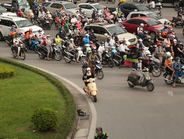 Hà Nội: Người dân vô tư vi phạm giao thông sau những ngày nới lỏng giãn cách 