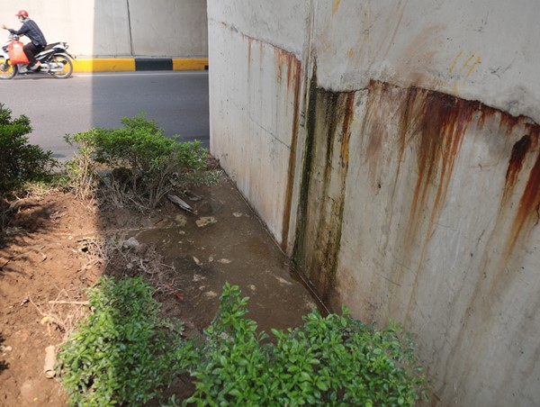 Hầm chui Thanh Xuân rỉ nước, vá víu chờ phương án