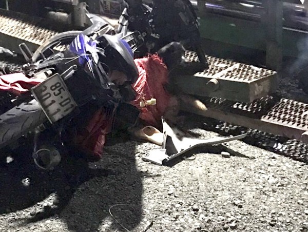 Điều khiển Exctiter chở chó trong bao tải, 2 thanh niên tai nạn tử vong