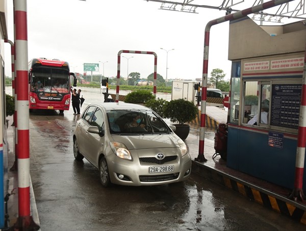 Nhiều tỉnh, thành đồng loạt “mở cửa” người dân đi lại dễ dàng