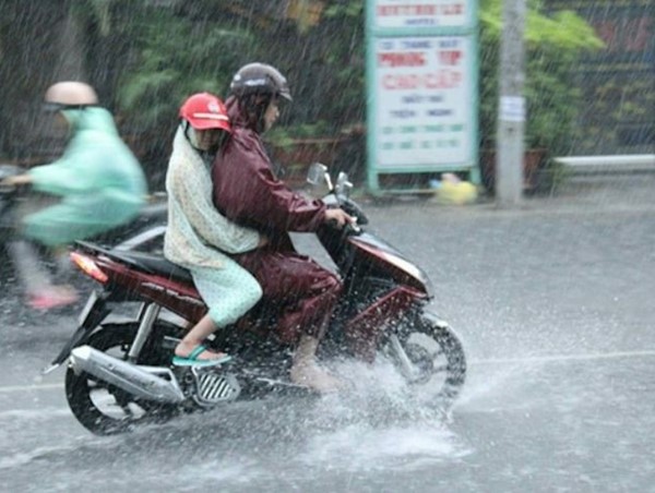 Kinh nghiệm tham gia giao thông khi trời mưa