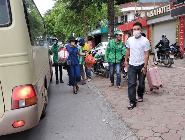 Hà Nội: Xe khách tấp nập đón trả khách ngoài đường