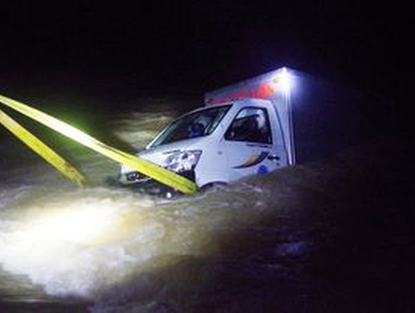 Lái xe qua dòng lũ, hai vợ chồng bị nước cuốn mất tích