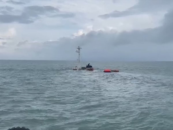 Lên phương án trục vớt con tàu nặng hơn 10 nghìn tấn bị chìm 