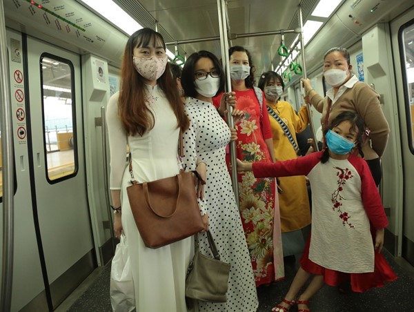 Người dân Hà Nội dậy từ 5 giờ sáng đi thử tàu Cát Linh – Hà Đông