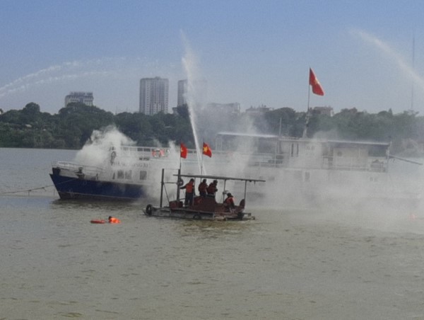 Diễn tập cứu tàu bị cháy trên sông Hồng