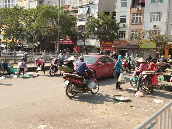 Cần phối hợp chặt chẽ, thường xuyên để xóa chợ cóc ở địa bàn giáp ranh phố Cầu Mới