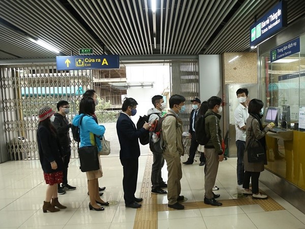 Sáng đầu tuần, tàu Cát Linh - Hà Đông nhộn nhịp khách mua vé tháng 