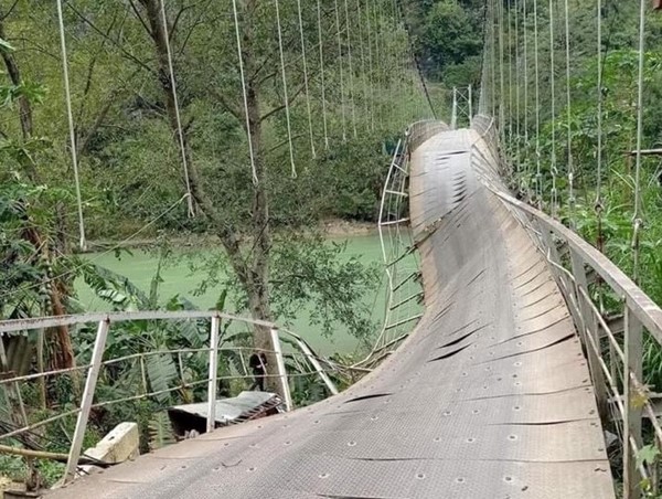 Sập cầu treo, ô tô rơi xuống vực 