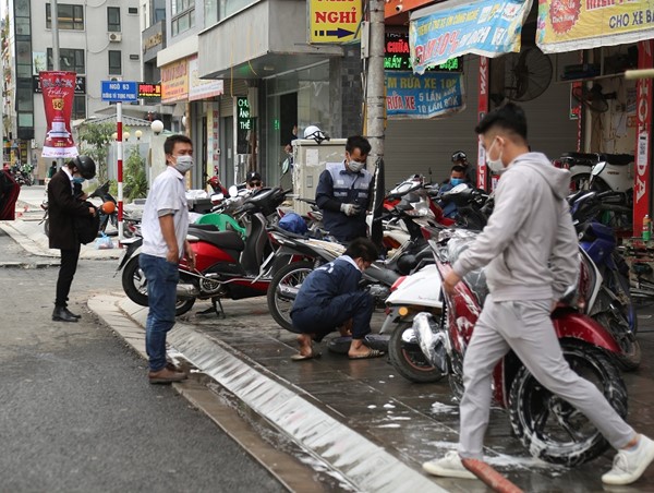 Đường Vũ Trọng Phụng, chưa bàn giao đã tràn lan vi phạm trật tự đô thị