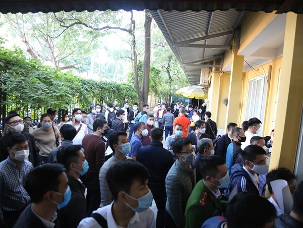 Người dân nhộn nhịp đi đăng ký xe ngày đầu giảm phí trước bạ