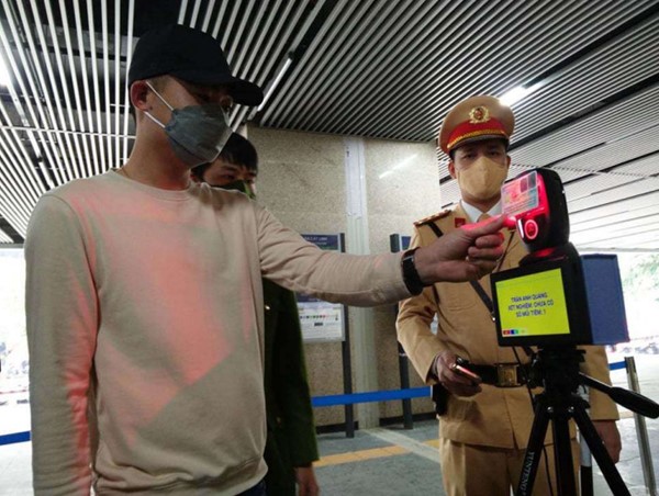 Khách đi tàu điện có thể khai báo y tế bằng căn cước công dân gắn chíp