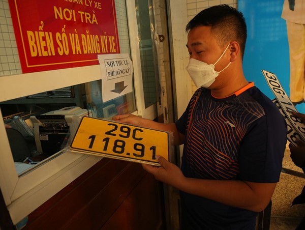 Cận kề hạn chót: Nghìn người ùn ùn đi đổi biển xe màu vàng