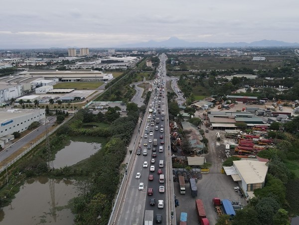 Sửa chữa cầu Thăng Long gây ùn tắc kéo dài vào giờ cao điểm