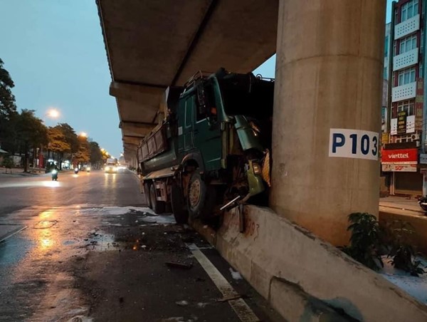 Xe tải đâm vào trụ đường sắt Nhổn - ga Hà Nội rồi bốc cháy