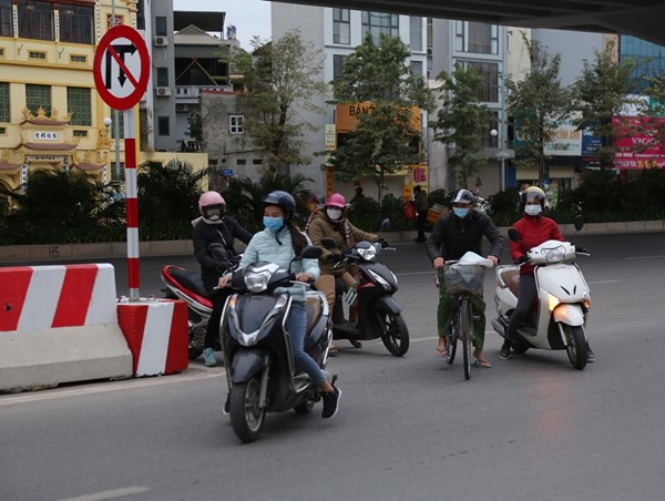 Xe máy “cắt mặt” ô tô để đi ngược chiều