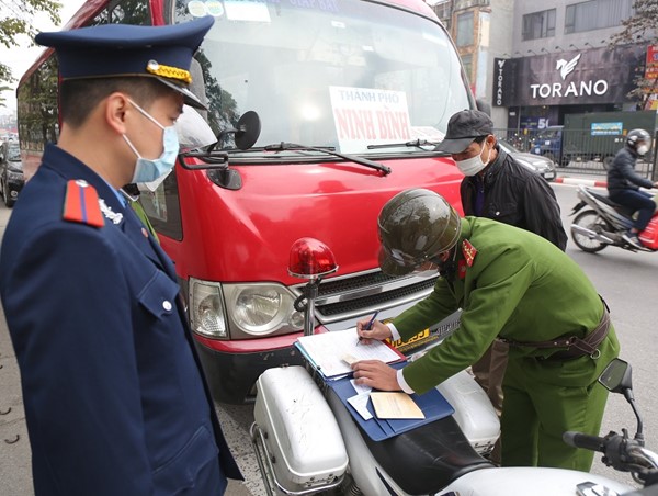 Quận Hoàng Mai: Tăng cường phối hợp xử lý xe khách vi phạm