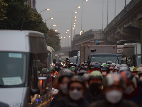 Đường phố Hà Nội tắc cứng sau kỳ nghỉ Tết Dương lịch