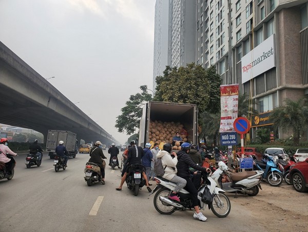 "Giải cứu" nông sản tràn lan trên đường phố, gây mất mỹ quan đô thị