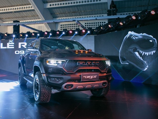 Chiếc xe bán tải siêu khủng có giá gần 8 tỷ đồng ra mắt tại Việt Nam