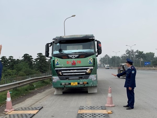 Xử phạt “mạnh tay” đối với phương tiện quá tải qua cầu Thăng Long