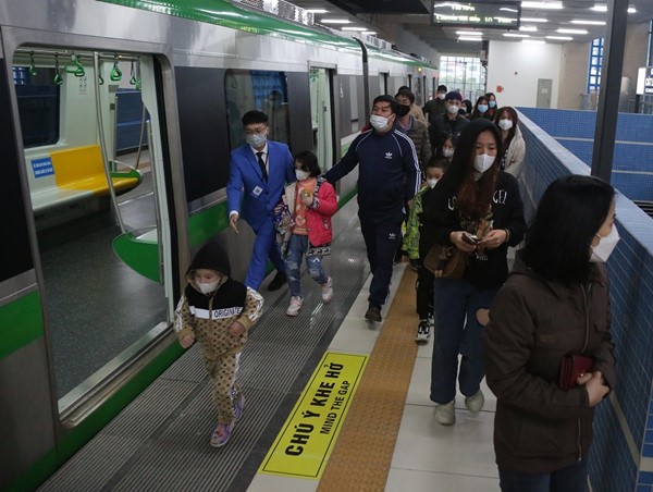 Tàu điện Cát Linh - Hà Đông: Bất ngờ nhộn nhịp chiều cuối năm