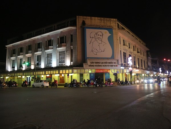 Đường phố Hà Nội bình yên đêm giao thừa