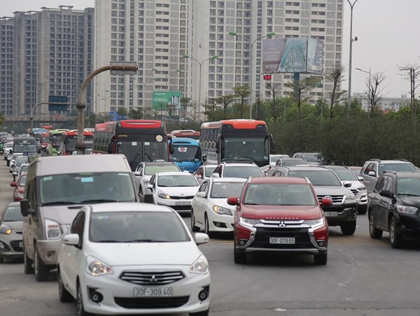 Người dân tay xách nách mang quay lại Thủ đô sau Tết