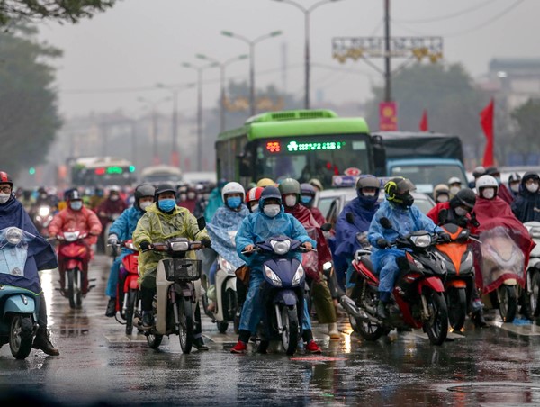 Người dân đội mưa, ùn ùn trở lại Hà Nội sau Tết