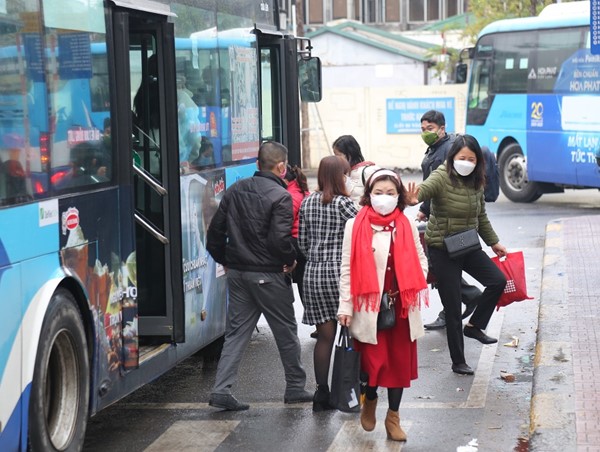 Nhiều hành khách quay lại với xe buýt khi hoạt động tối đa công suất