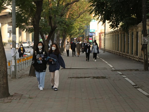 Người dân Hà Nội hào hứng với không gian đi bộ được bảo vệ