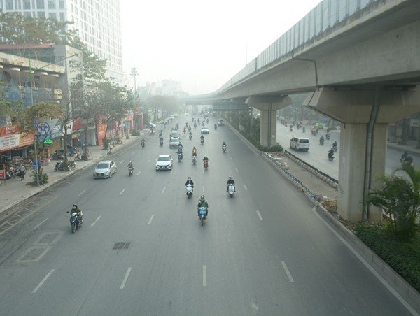 Số ca Covid-19 tăng vọt, đường phố Hà Nội thông thoáng