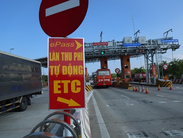 Hà Nội: Cán bộ, công chức, viên chức đi đầu về việc dán thẻ thu phí không dừng