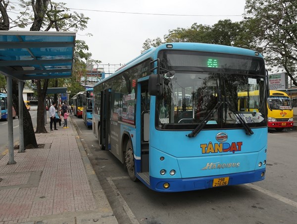 Giá xăng tăng kỷ lục, xe buýt vẫn vắng khách